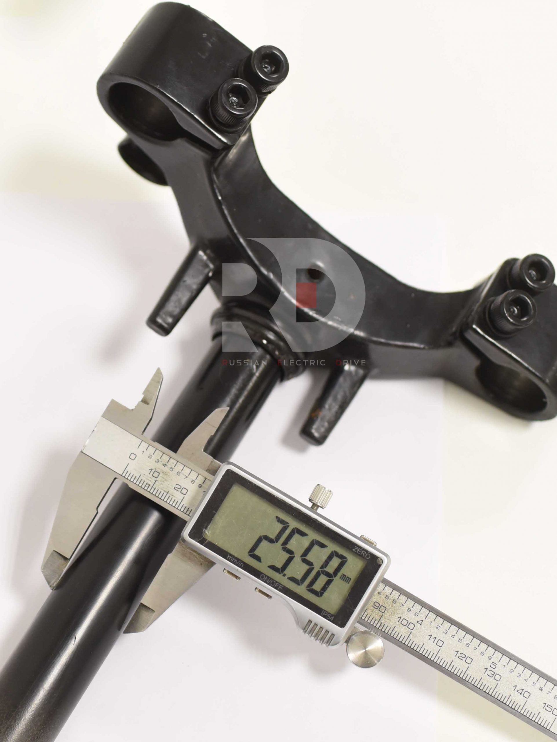 Траверса нижняя со штоком Kugoo U5 (Куго Ю5) Траверса нижняя со штоком Kugoo U5 (Куго Ю5)